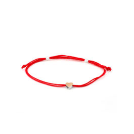 Sarkanas zīda diega aproce ar sirsniņu